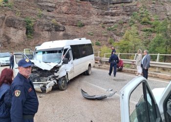 Aksident në rrugën Elbasan-Përrenjas, dy automjete përplasen frontalish, shoferët e lënduar.