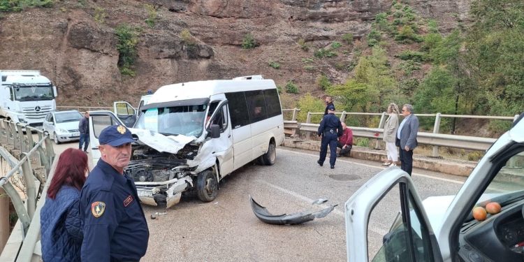 Aksident në rrugën Elbasan-Përrenjas, dy automjete përplasen frontalish, shoferët e lënduar.