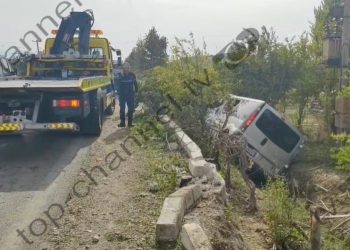 Aksident në rrugën Lushnjë-Berat: Furgoni me turistë dalin nga rruga dhe përfundojnë në kanal, katër persona të plagosur