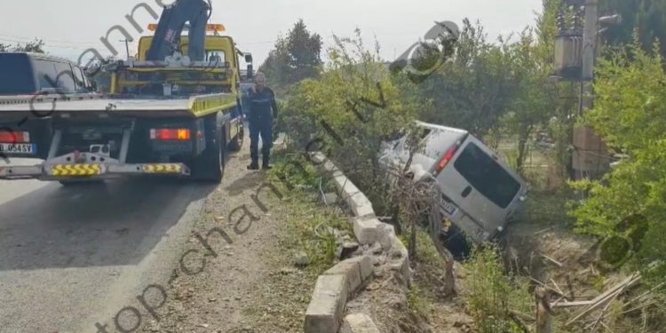 Aksident në rrugën Lushnjë-Berat: Furgoni me turistë dalin nga rruga dhe përfundojnë në kanal, katër persona të plagosur