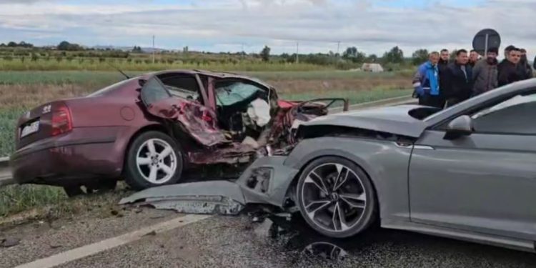 Aksident në rrugën Lushnjë-Berat, tre persona të lënduar nga përplasja mes dy automjeteve