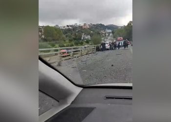 Aksident serioz në Durrës, dy makina shpërthejnë në përplasje dhe pesë persona mbeten të lënduar.