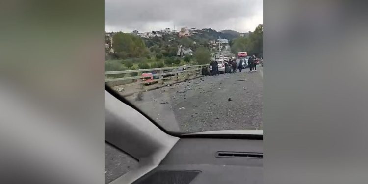 Aksident serioz në Durrës, dy makina shpërthejnë në përplasje dhe pesë persona mbeten të lënduar.
