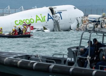 Aksident tragjik në Hong Kong: Avioni del nga pista dhe bie në det, dy të vdekur.