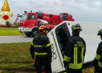 Aksident tragjik në Itali: automjeti bie në përplasje të drejtpërdrejtë me autobusin që transportonte 50 studentë, disa persona mbesin të lënduar dhe të dërguar në spital.