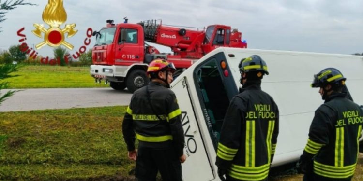 Aksident tragjik në Itali: automjeti bie në përplasje të drejtpërdrejtë me autobusin që transportonte 50 studentë, disa persona mbesin të lënduar dhe të dërguar në spital.