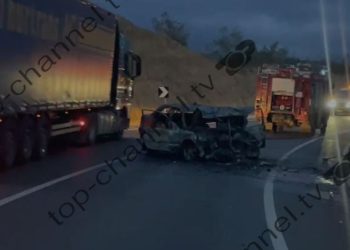 Aksident tragjik në Qafë Plloçë: dy automjete përplasen, njëri i kapluar nga zjarri