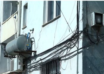 Alarm nga shtyllat e energjisë elektrike: Ekspertët paralajmërojnë kalimtarët të shmangin zonat e dëmtuara, veçanërisht gjatë kohës me shi.