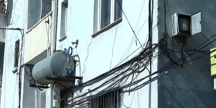 Alarm nga shtyllat e energjisë elektrike: Ekspertët paralajmërojnë kalimtarët të shmangin zonat e dëmtuara, veçanërisht gjatë kohës me shi.