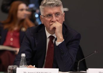 Analiza/ Agron Gjekmarkaj: Kadare ndër dy qytetërime! Një pllakë në Paris, një heshtje në Tiranë