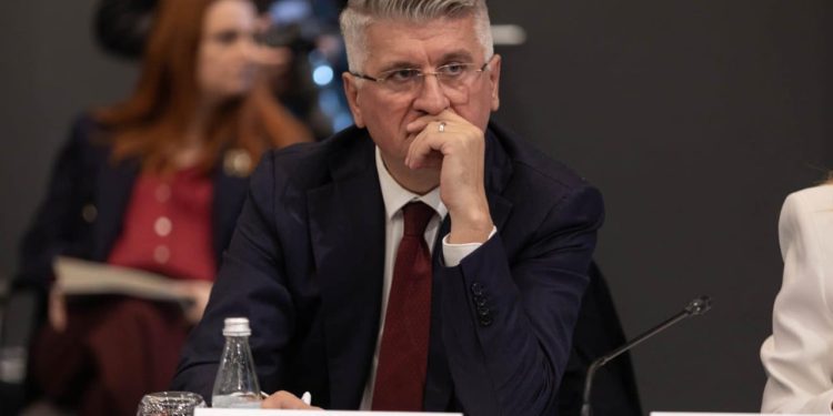 Analiza/ Agron Gjekmarkaj: Kadare ndër dy qytetërime! Një pllakë në Paris, një heshtje në Tiranë