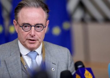 Analiza e Politico: Kredia prej 140 miliardë eurosh për Ukrainën, si ndikoi tregueshëm në planet e europianëve sipas kryeministrit të Belgjikës.