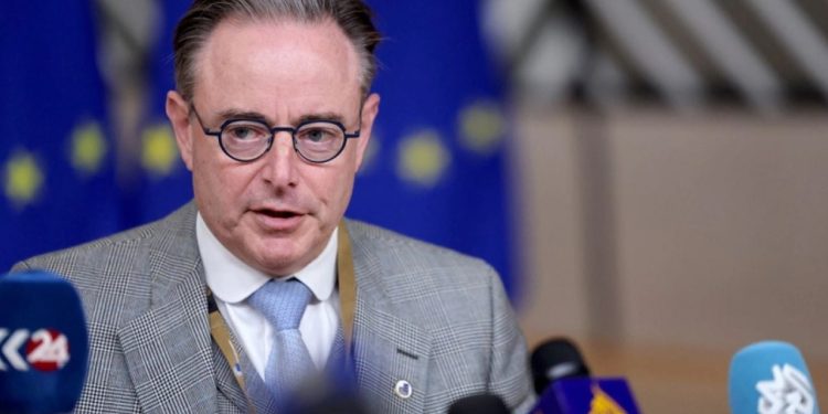 Analiza e Politico: Kredia prej 140 miliardë eurosh për Ukrainën, si ndikoi tregueshëm në planet e europianëve sipas kryeministrit të Belgjikës.