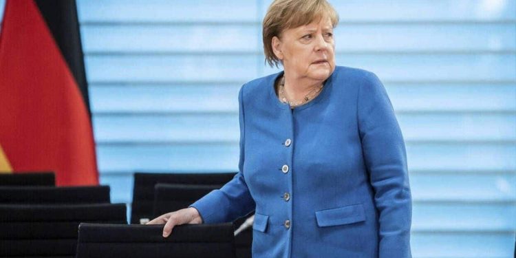 Angela Merkel përballet me kritika për akuzat ndaj Polonisë dhe vendeve baltike për dështimin e bisedimeve me Putinin para luftës në Ukrainë.