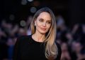 Angelina Jolie bën përshtypje në premierën e “Couture”, duke ekspozuar tatuazhet e saj të mëdha përmes fustanit.