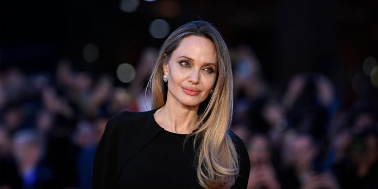 Angelina Jolie bën përshtypje në premierën e “Couture”, duke ekspozuar tatuazhet e saj të mëdha përmes fustanit.