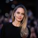 Angelina Jolie bën përshtypje në premierën e “Couture”, duke ekspozuar tatuazhet e saj të mëdha përmes fustanit.