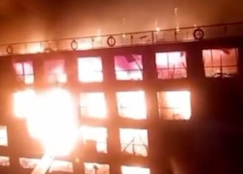 Anija turistike e përfshirë nga zjarri, mbi 200 pushues evakuohen në lumin Nil.