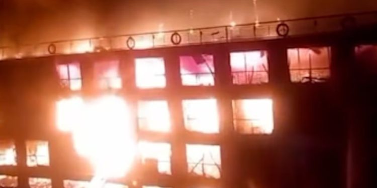 Anija turistike e përfshirë nga zjarri, mbi 200 pushues evakuohen në lumin Nil.