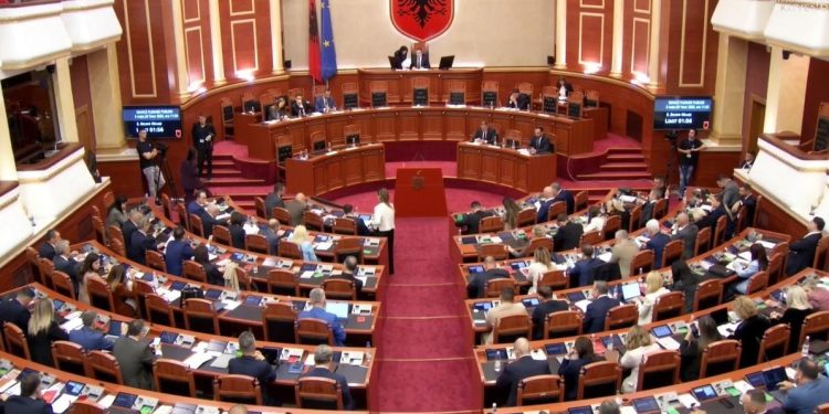 “Aprovohen anëtarët e ‘Rregullatorit’”/ Kërkesa e grupit të PS për ndryshimin e rendit të ditës miratohet, Këlliçi shprehet se nuk pranojnë pasi ende nuk janë paraqitur emrat.