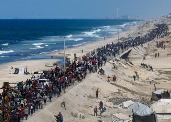 Armëpushimi zbatohet, ushtria izraelite largohet. Banorët e Gazës kthehen në shtëpitë e dëmtuara.