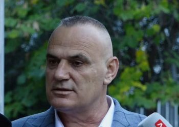 “Armët e përdorura ishin të palejuara”, avokati i Elvis Shkambit: Familja e tij ka përjetuar vështirësi me çështjet civile dhe është përfshirë në borxhe.