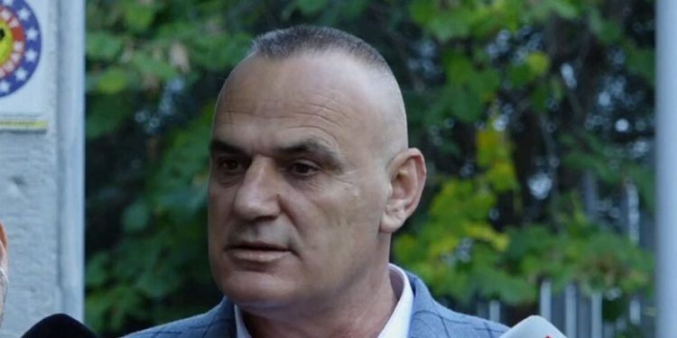 “Armët e përdorura ishin të palejuara”, avokati i Elvis Shkambit: Familja e tij ka përjetuar vështirësi me çështjet civile dhe është përfshirë në borxhe.