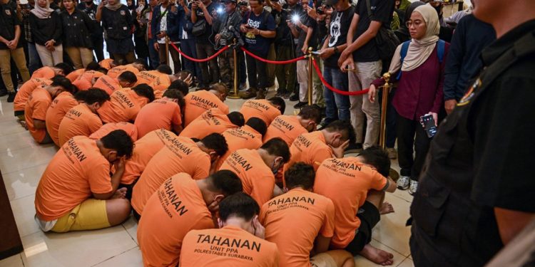 Arrestimi dhe turpërimi publik i homoseksualëve në Indonezi