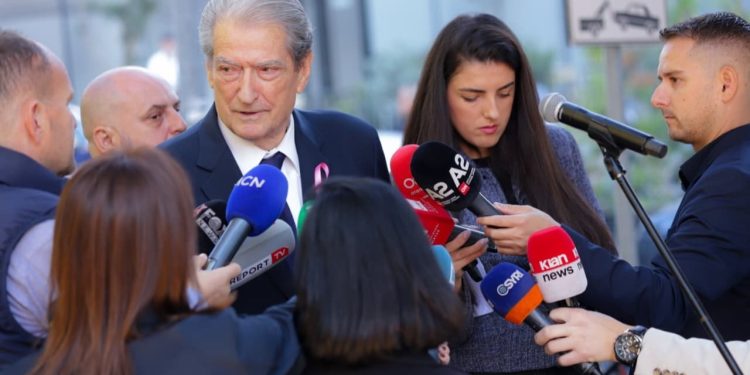 “Arrestimi i avokatit: një frikësim për të heshtur” / Berisha për mandatin e Sonila Bejtjes: Kushtetuesja ka shkelur ligjin.