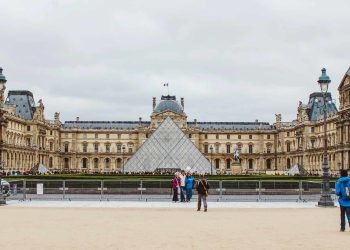 Arrestohen dy të dyshuar për vjedhjen në muzeun e Luvrit, pranohen përfshirjen e tyre në krim.