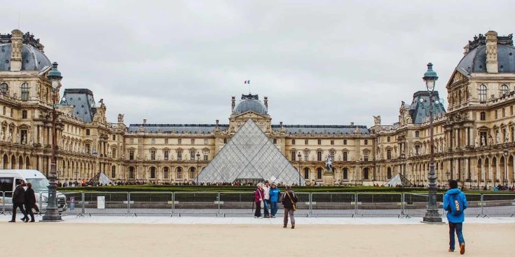 Arrestohen dy të dyshuar për vjedhjen në muzeun e Luvrit, pranohen përfshirjen e tyre në krim.