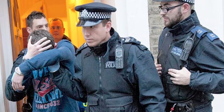 Arrestohen në Angli dy shqiptarë të kërkuar nga Interpool me kartela të kuqe