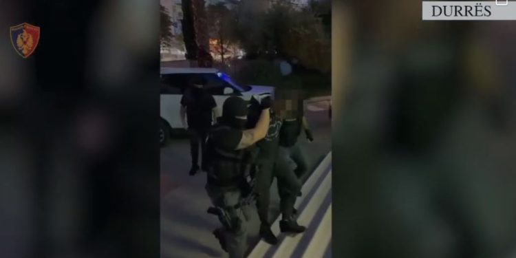 Arrestohen në Manzë dy vëllezërit, të cilët ishin në kërkim ndërkombëtar si anëtarë të një organizate të trafikimit të lëndëve narkotike.