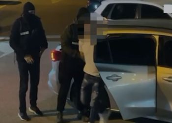 Arrestohet 22-vjeçari në Kamëz për shpërndarje të kokainës, sekuestrohen substanca narkotike dhe një peshore në banesën e tij.