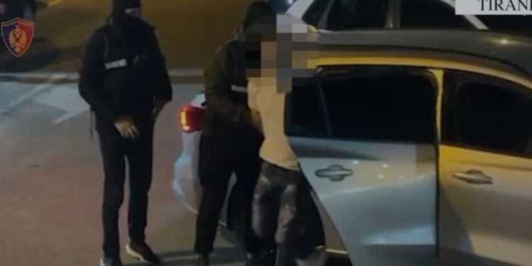 Arrestohet 22-vjeçari në Kamëz për shpërndarje të kokainës, sekuestrohen substanca narkotike dhe një peshore në banesën e tij.