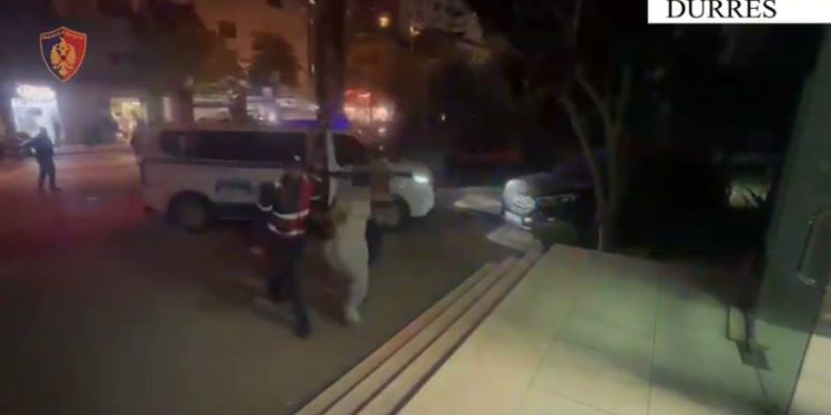 Arrestohet 28-vjeçari për rekrutimin e shtetaseve kolumbiane dhe dërgimin e tyre në Shqipëri me pagë 3 mijë euro për prostitucion.