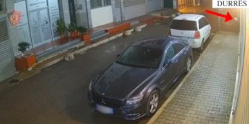 Arrestohet 37-vjeçari në Durrës për thyerje xhamash të automjeteve dhe vjedhje të sendeve personale të shoferëve.
