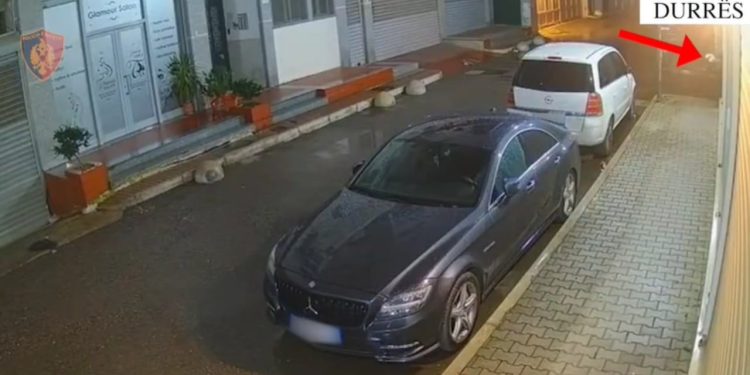Arrestohet 37-vjeçari në Durrës për thyerje xhamash të automjeteve dhe vjedhje të sendeve personale të shoferëve.