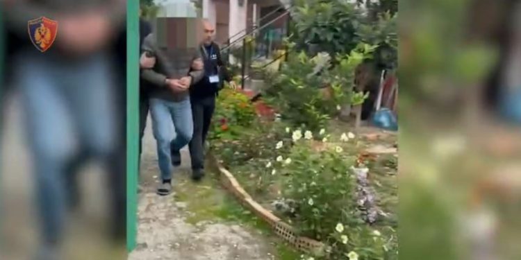 Arrestohet 38-vjeçari në Fier, i dënuar për transport të paligjshëm të emigrantëve