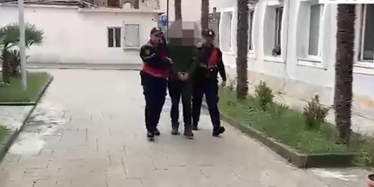 Arrestohet 41-vjeçari, i shpallur në kërkim për prodhim dhe shitje narkotikësh, teksa tentonte të kalonte kufirin legalisht.