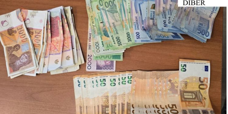 Arrestohet 42-vjeçari dhe doganieri për transportin e kontrabandës nga Maqedonia e Veriut.