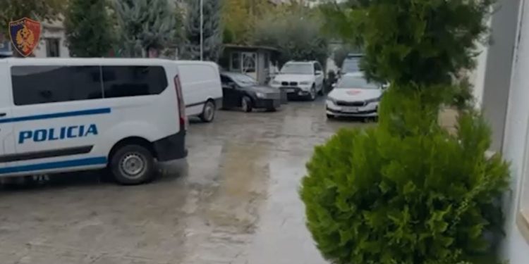 Arrestohet 43-vjeçari i armatosur në Tiranë, i cili u prezantua si punonjës i forcave speciale të Policisë.