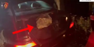 Arrestohet 46-vjeçari në Korçë, i cili po transportonte 16 kg lëndë narkotike për në Greqi; në kërkim edhe bashkëpunëtori i tij.