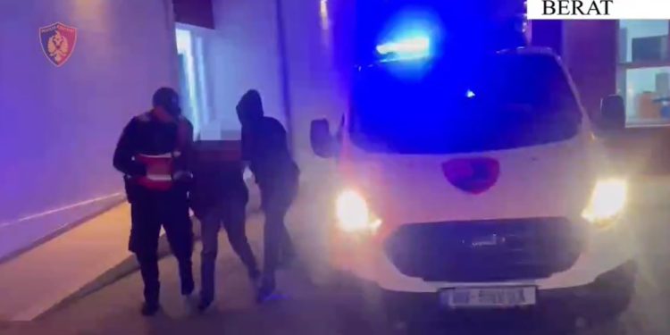 Arrestohet 49-vjeçari i dënuar me 29 vjet burg për përfshirje në një organizatë kriminale, gjithashtu vihet në pranga edhe personi që e strehonte.