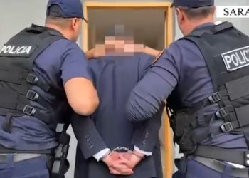 Arrestohet 49-vjeçari në Sarandë për shfaqje si prokuror për të mashtruar qytetarët, gjithashtu në pranga një i ri që e strehonte.