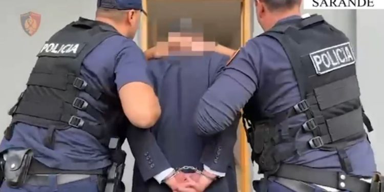 Arrestohet 49-vjeçari në Sarandë për shfaqje si prokuror për të mashtruar qytetarët, gjithashtu në pranga një i ri që e strehonte.