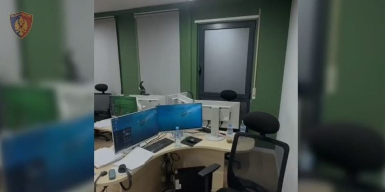 Arrestohet administratori dhe një bashkëpunëtor i “Call Center”-it në Tiranë, i cili mashtronte qytetarët; sekuestrohen më shumë se 100 mijë euro.
