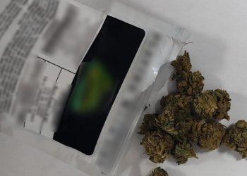 Arrestohet një i ri shqiptar, i njohur për autoritetet greke, pas zbulimit të armëve të fshehura pranë një klubi tifozësh.