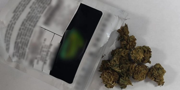 Arrestohet një i ri shqiptar, i njohur për autoritetet greke, pas zbulimit të armëve të fshehura pranë një klubi tifozësh.