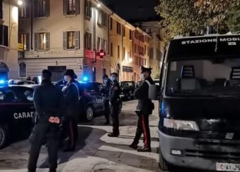 Arrestohet shqiptari dhe shtatë të tjerë në lidhje me vrasjen e biznesmenit në Itali; zbardhen akuzat për trafik droge dhe armëmbajtje pa leje.